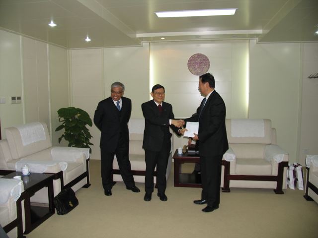 20041028-1 PP Percy presenting contribution to Chancellor.jpg